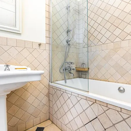 Guestready - Golden Elegance In Le Marais * Paryż